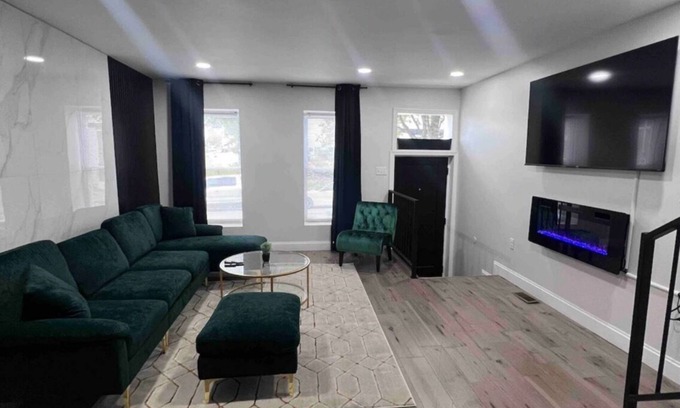 Downtown Baltimore House | New Luxurious Home! 6 minutes from Harbor Skyline View