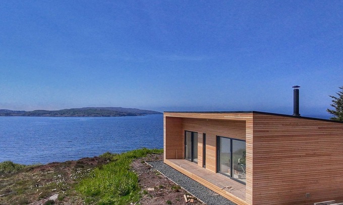 Gairloch Cabin | New Luxury 1 bedroom house with breathtaking ocean + mountain views. West bothy