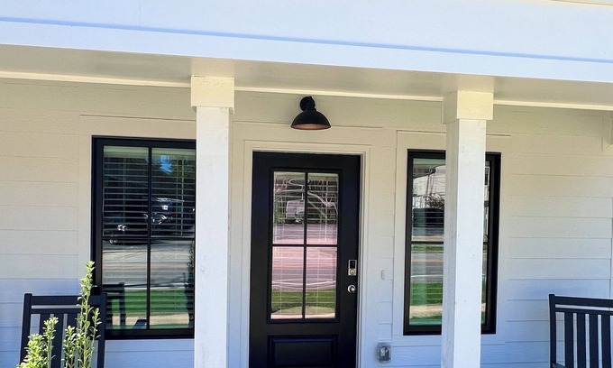 Auburn Cottage | New Luxury 1BR Cottage in Downtown Auburn!