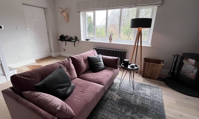 Twyford Apartment | NEW Luxury 2 bed Cottage in the Historic City Winchester with private parking