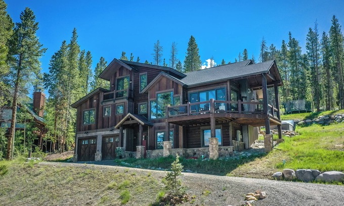 Forest Hills House | NEW luxury 4 Bedroom Home with spectacular views