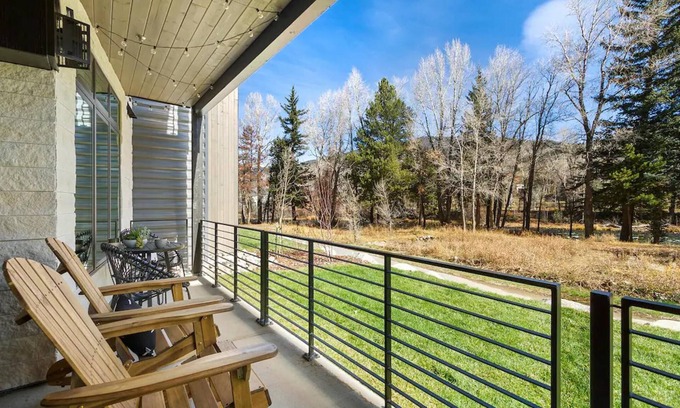 Silverthorne Apartment | New Luxury Condo River View Sounds Patio Hot Tub