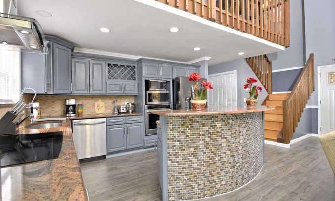 Long Pond House | NEW Luxury Pocono house -Newly renovated -Hot Tub -Game Room -Firepit -Pet Friendly -Near attractions