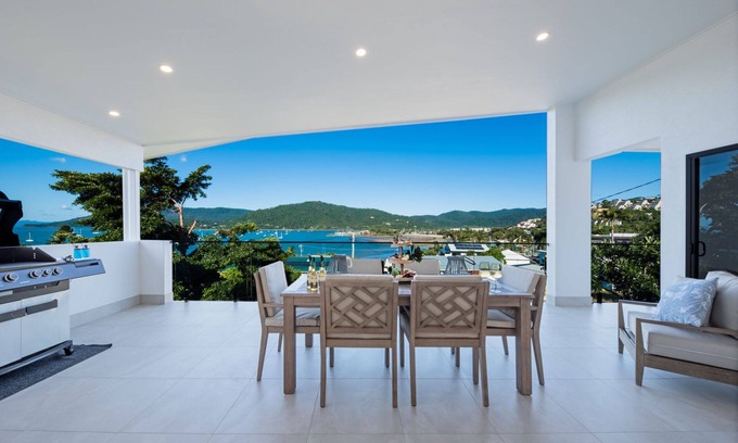 Airlie Beach House | New Modern Contemporary Holiday Home in the heart of Airlie Beach