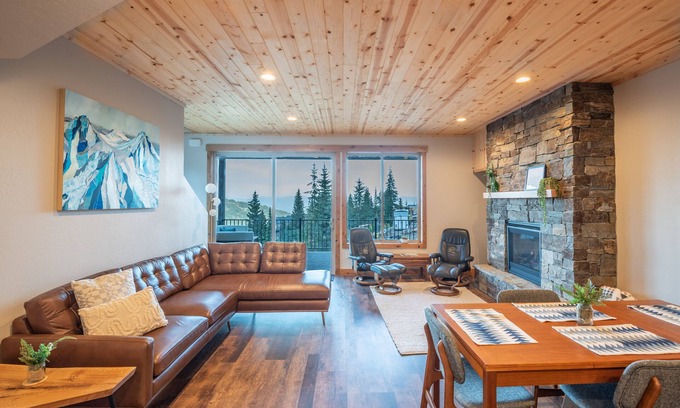 Sandpoint Ski Chalet | New, Modern Design, Hot Tub & VIEWS!