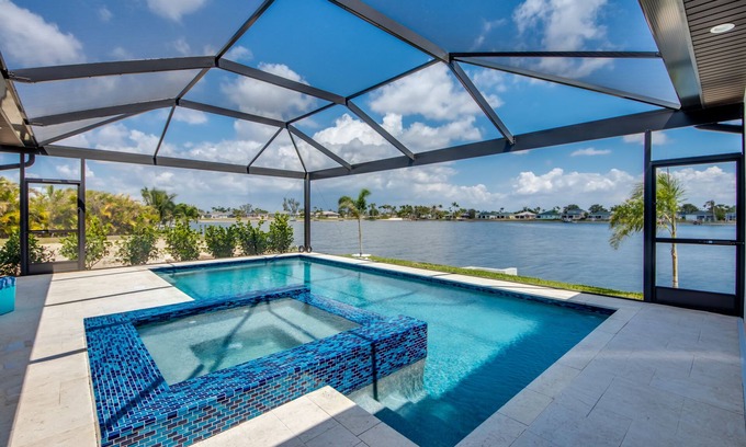 Cape Coral Villa | New modern Luxury Villa on the beautiful Lake Weatherly.