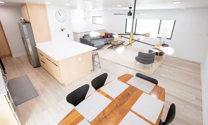Turnagain House | New modern remodel in an awesome neighborhood- near ocean and coastal trail
