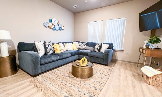 Bammel Apartment | New modern, spacious & gated apartment close to the airport w/ free parking