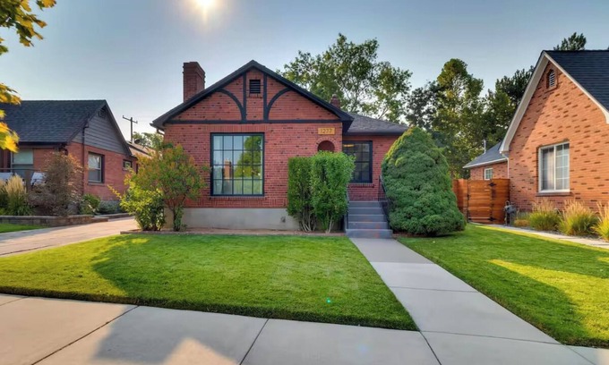 Old Southwest House | NEW Old Southwest Gem, Patio, Grill, Smart TV, 2 Desks + Fitness Equipmentnn