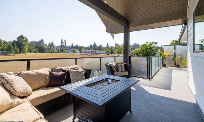 Langley House | **NEW** Open & Bright Home in Langley With Parking for Truck & Trailer