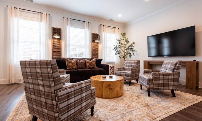 Prospect House | NEW Pet Friendly, Shops, Downtown, Norton Commons Local Dining, Fully Loaded