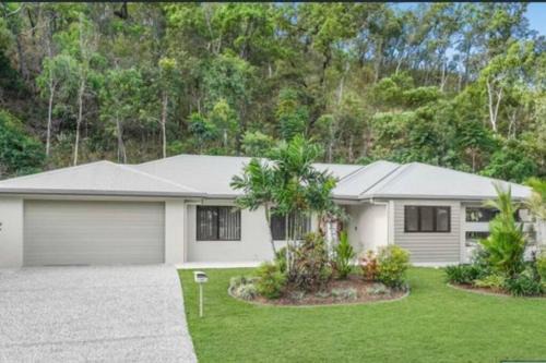 Trinity Beach House | New Pool Now Open! - Trinity Beach Haven - Luxury 4 bedroom home, Steps to the Beach, Surrounded by Mountains