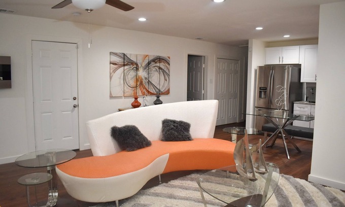 Dallas House | New, Private, 3-bedroom, by Downtown Dallas, Hot Tub Relaxation.