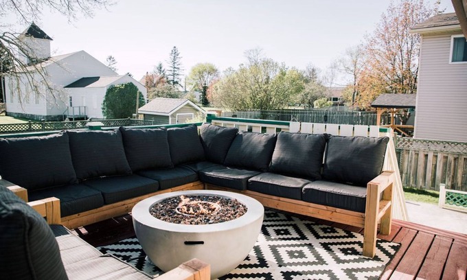 Wellington Apartment | NEW Professionally Designed 3 Bed Wellington Suite w. Backyard and Hot Tub