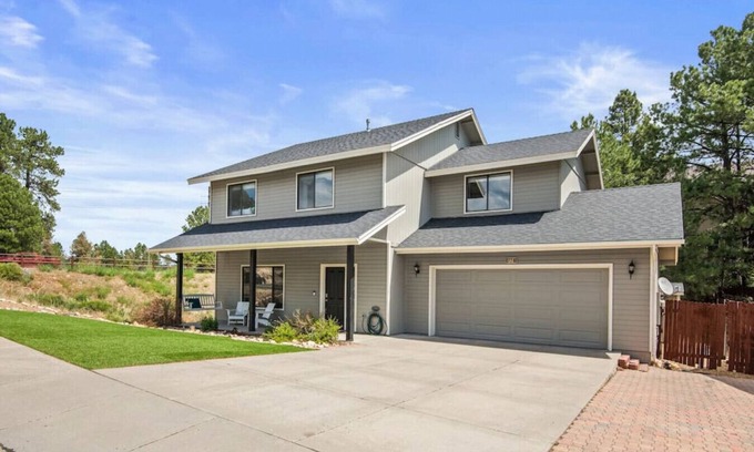 Ponderosa Trails House | *NEW!*Putting Green* *A/C* Blue Sky Getaway!