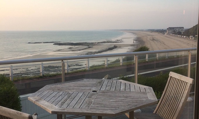 Donville-les-Bains House | NEW seafront near beach, dior garden and near granville