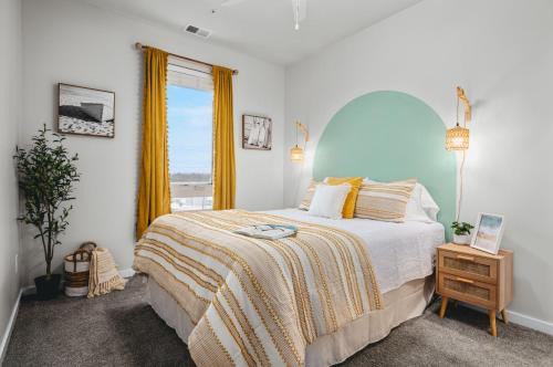 Traverse City House | NEW Shoreline 401 2BR Condo Near Downtown and Bay