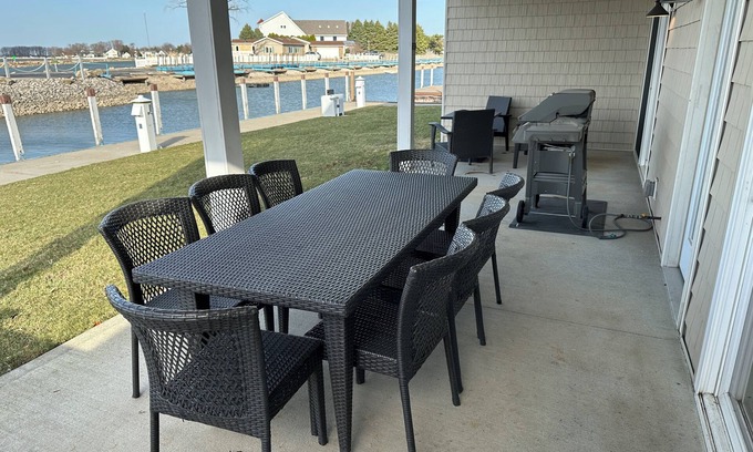 Gypsum Condo | NEW spacious 2 BR/2 BA w. pool, dockage available, bar