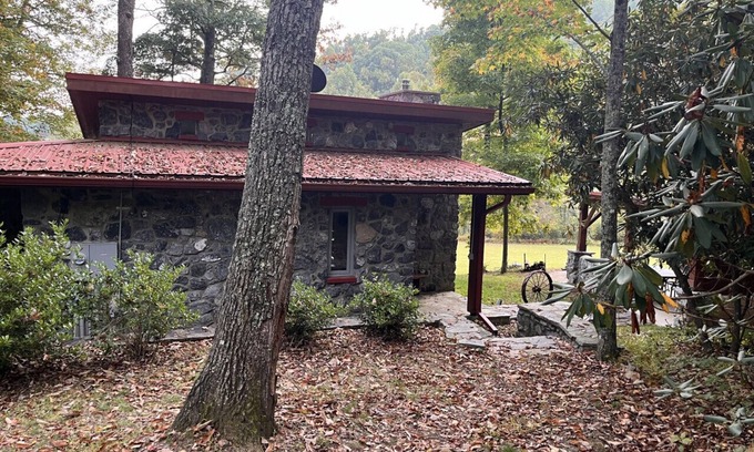 Floyd House | New! Stone Haven Cottage by Buffalo Mountain Getaway