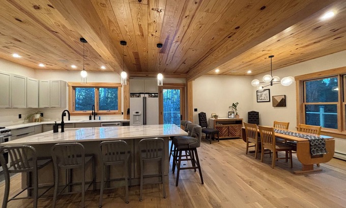 Stratton House | NEW Stratton Ski Home- 10 minute drive to BOTH Stratton & Mount Snow!