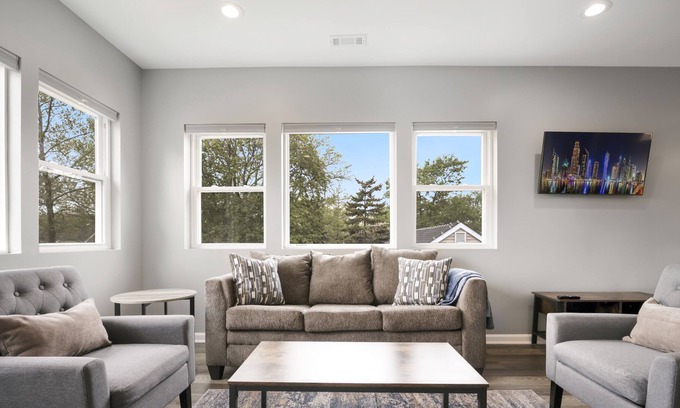 Bensenville Condo | New Stunning 2BED 2BATH Apartment. Close to METRA, O'Hare and Rivers Casino