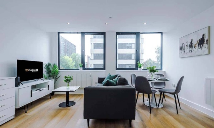 Old Trafford Apartment | NEW! Stylish apartment, amazing location, sleeps 4