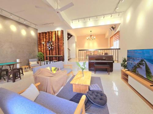 SS 2 Apartment | New! Stylish Petaling Jaya SS 2, The Hub, Damansara 3, 1U Landed Homestay for up to 17 pax, 65inchTV, Bathtub