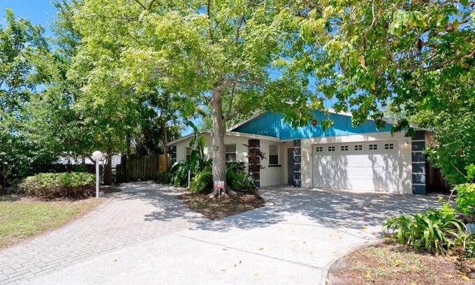 Bayshore Gardens House | New The BLUE HERON 3 bedroom oasis with heated pool