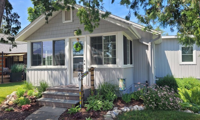 Beulah Cottage | NEW! The Lily Pad on Benzie Blvd. - Super Cute and Great Location! Central Air Conditioning!