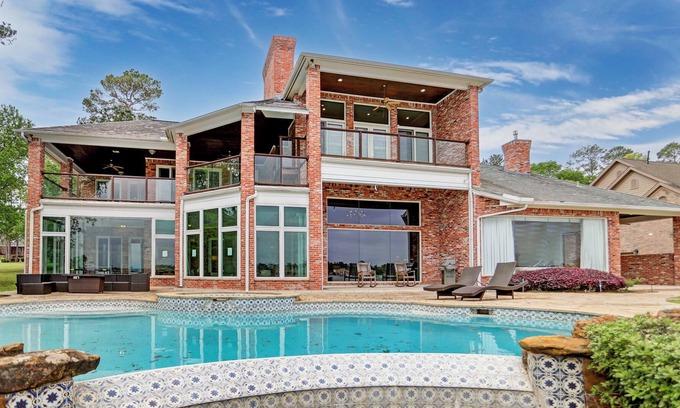 Montgomery Villa | NEW! The Sweet Breeze: Lakefront Luxury for 20 Guests!