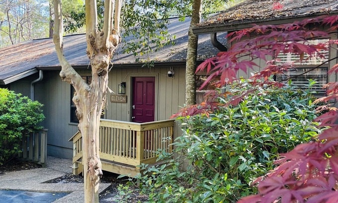 Dadeville House | NEW TO VRBO 3 MIN TO LAKE MARTIN ON AUBURN SIDE STILLWATERS GATED GOLF MARINA