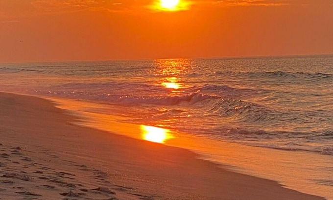 Hampton Cottage | New to VRBO! Cute 2 bedroom cottage just steps from the beach!