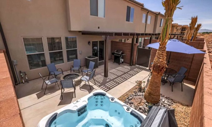 Washington House | NEW Townhome - Private Hot Tub, Fire Pit & Pool