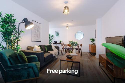 Old Trafford Apartment | NEW Trafford Loft - Free Parking