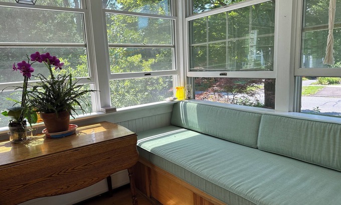 Florence House | NEW! Updated 1920's Craftsman near Smith College for Dec holidays + Jan