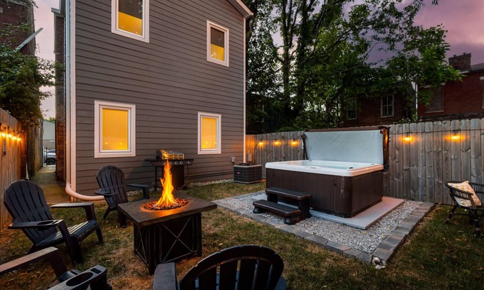 Phoenix Hill House | New! Urban Vibrance! NuLu - Walkable - Hot Tub!
