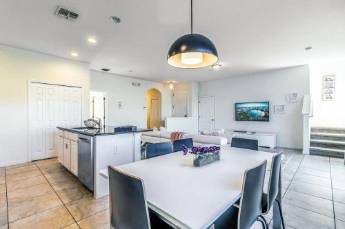 Bellavida House | NEW Vacation Townhome Private Pool Near Disney!
