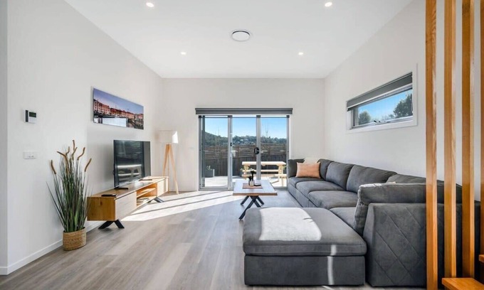 Warrane House | NEW Villa 9-10 Mins to CBD/Airpor-2 Bath -Sleeps 6.