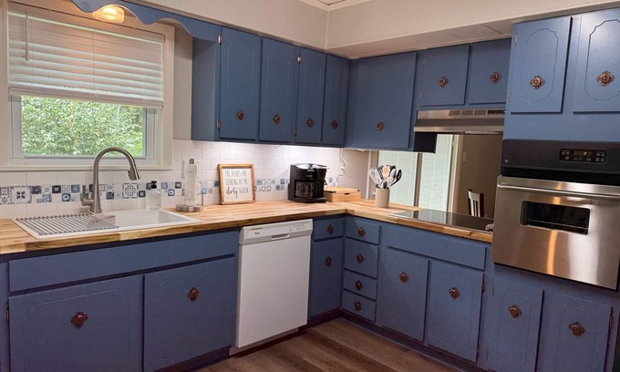 Sherwood House | NEW Violet's Dream. A Soft Place To Land. Charming, quiet 3-bed Sherwood home.