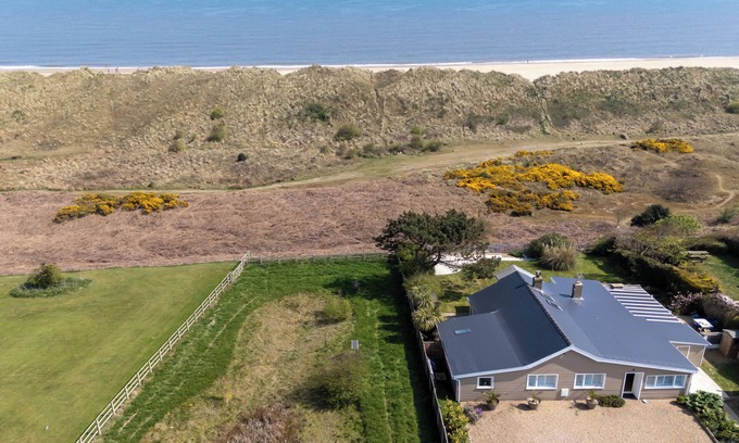 Winterton-on-Sea House | *NEW* White Horses, OPEN Sea Views over unspoilt dunes. Walk to the Beach & Pub!
