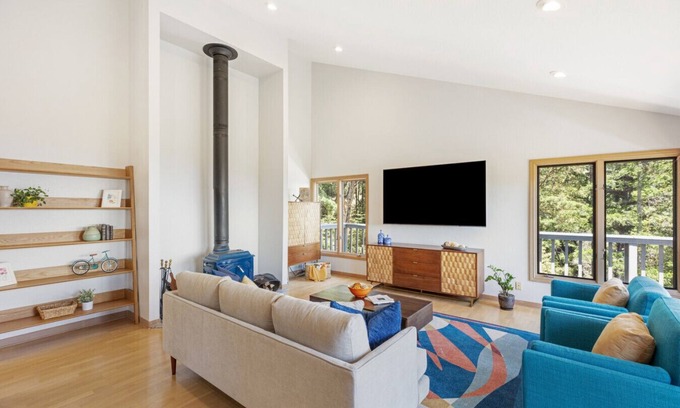 Redwood City House | NEW! Woodside Retreat: Gorgeous Views & Hot Tub