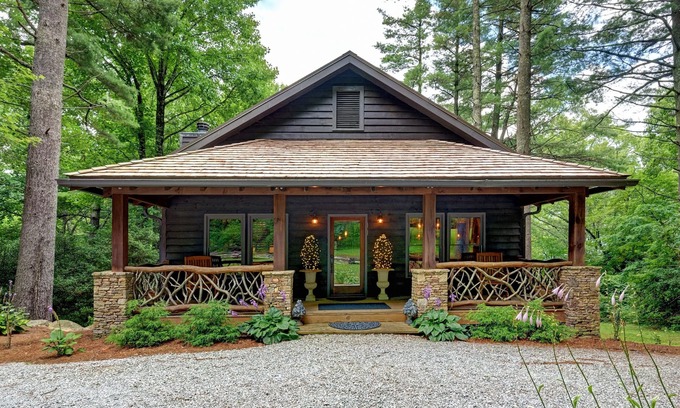 Highlands Cabin | New Years Eve Dates Just Opened! Luxury Mtn Cabin, Quiet NBRHD, Mins to Main St!