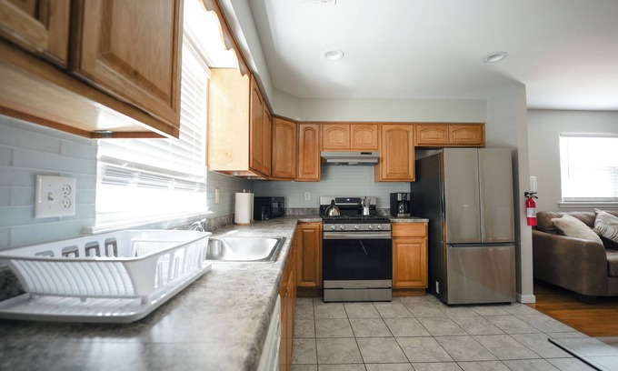 Newark Hotel | Newark Liberty Gem Brick House Apt 3