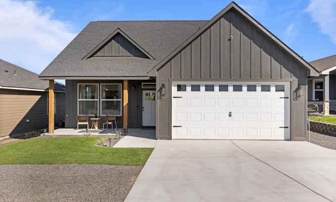 Moses Lake House | NEWER Home-HotTub 3 bd. Golf Course-Lake View!