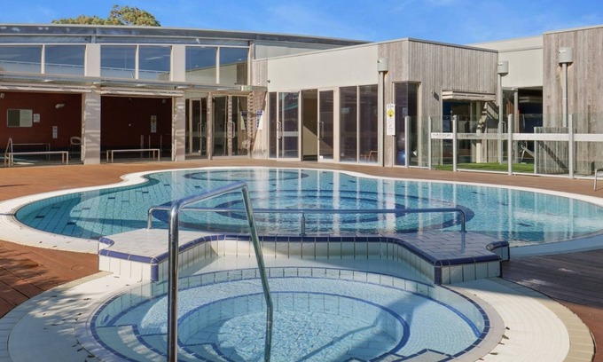 Inverloch House | Newly built with WiFi & Healthclub, pool & gym access