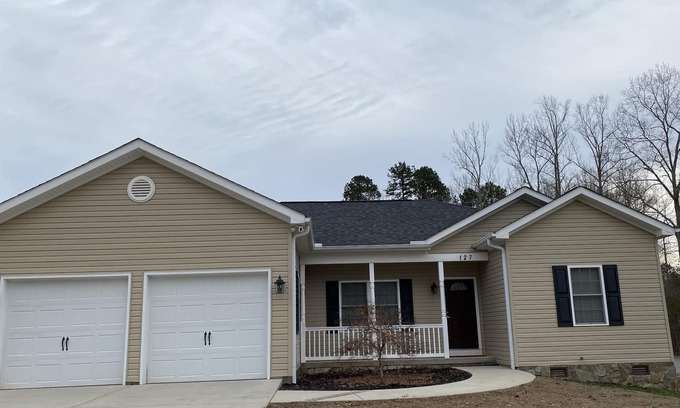 Troutman House | NEWLY DECORATED/FULLY APPOINTED 3 BR/2 BATH HOME 5 MIN TO LAKE NORMAN STATE PARK