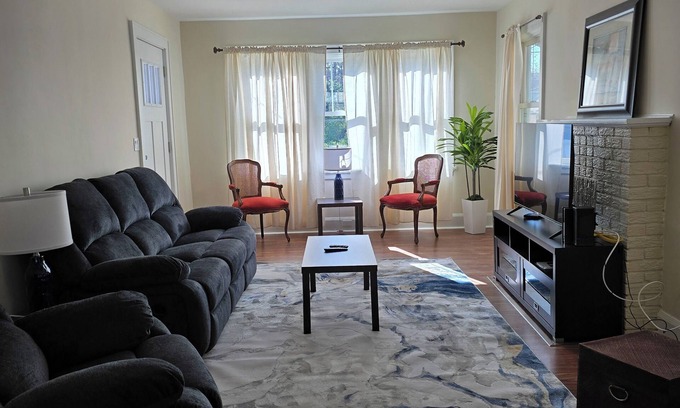 Roselawn Finance House | Newly furnished charming oasis 2-bedroom house in fabulous Norwood with WiFi, AC