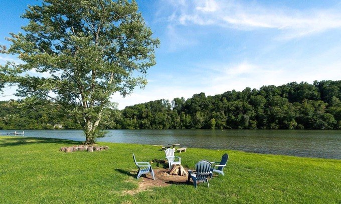 Harriman House | Newly Listed! Pet Friendly-Waterfront-Great Fishing on Clinch River! Enjoy the Firepit, View & More