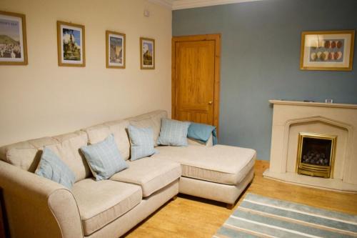 Restalrig Apartment | Newly Refurbed Home with Free Parking