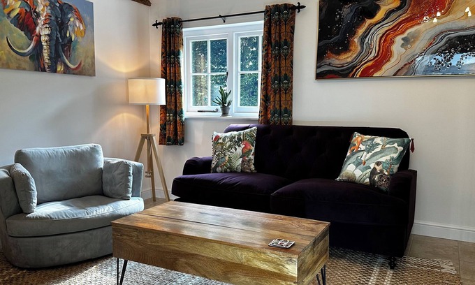 Willesborough Cottage | Newly refurbished Coach House. Close to transport hubs.